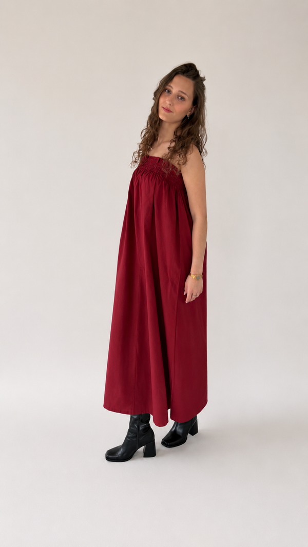 La robe Violette — bordeauxrode jurk met geplooide borstband