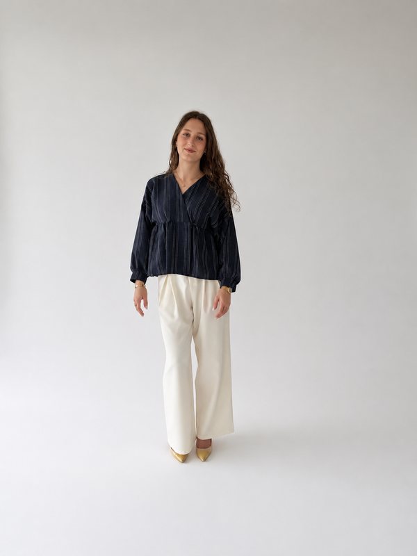 La blouse Chloé — wikkelblouse met strikdetail