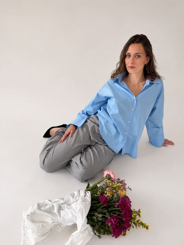 La blouse Céleste — lichtblauwe oversized blouse met wijde mouwen